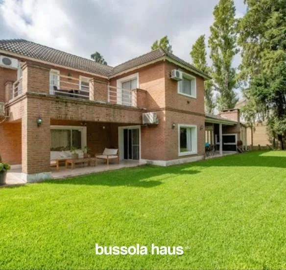 Casa mobiliada com piscina e quincho