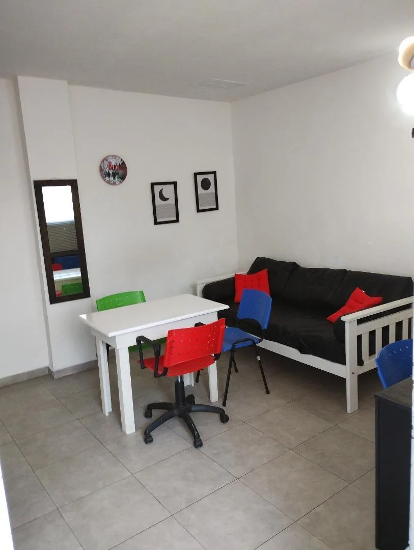 Excelente Dos Ambientes con Terraza Cuarto Piso por Escalera