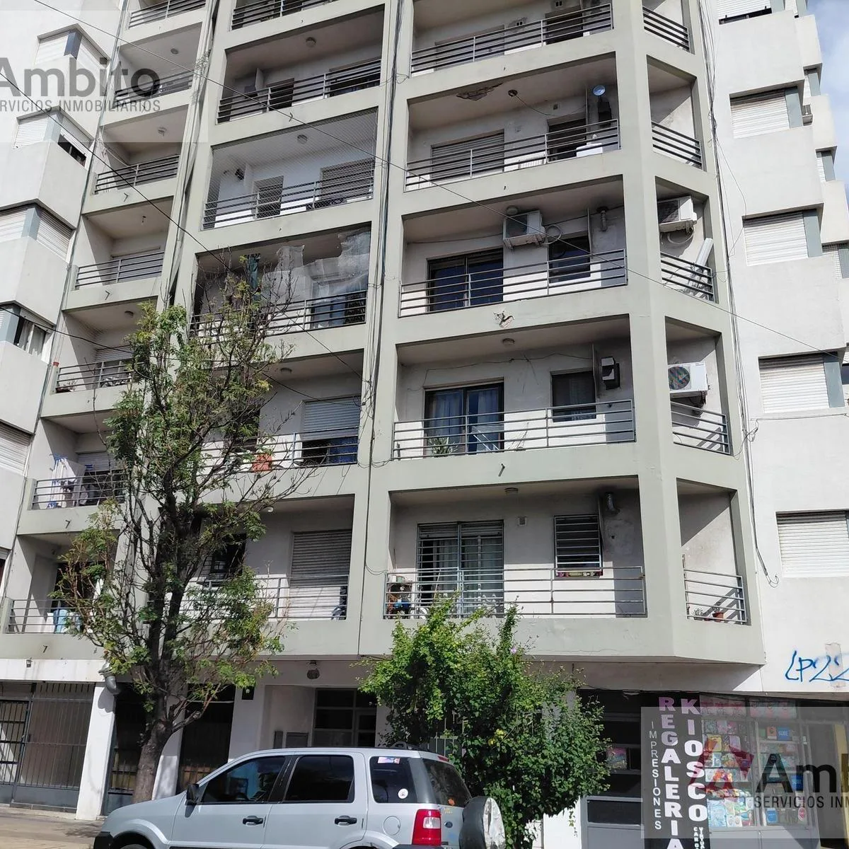 8º andar com varanda e cozinha separada