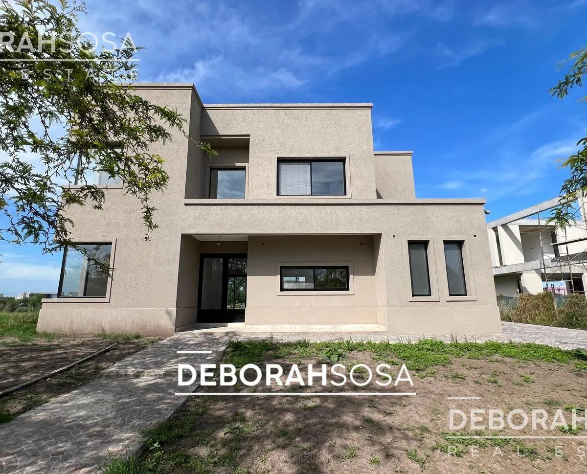 4-bedroom house, pool and water view