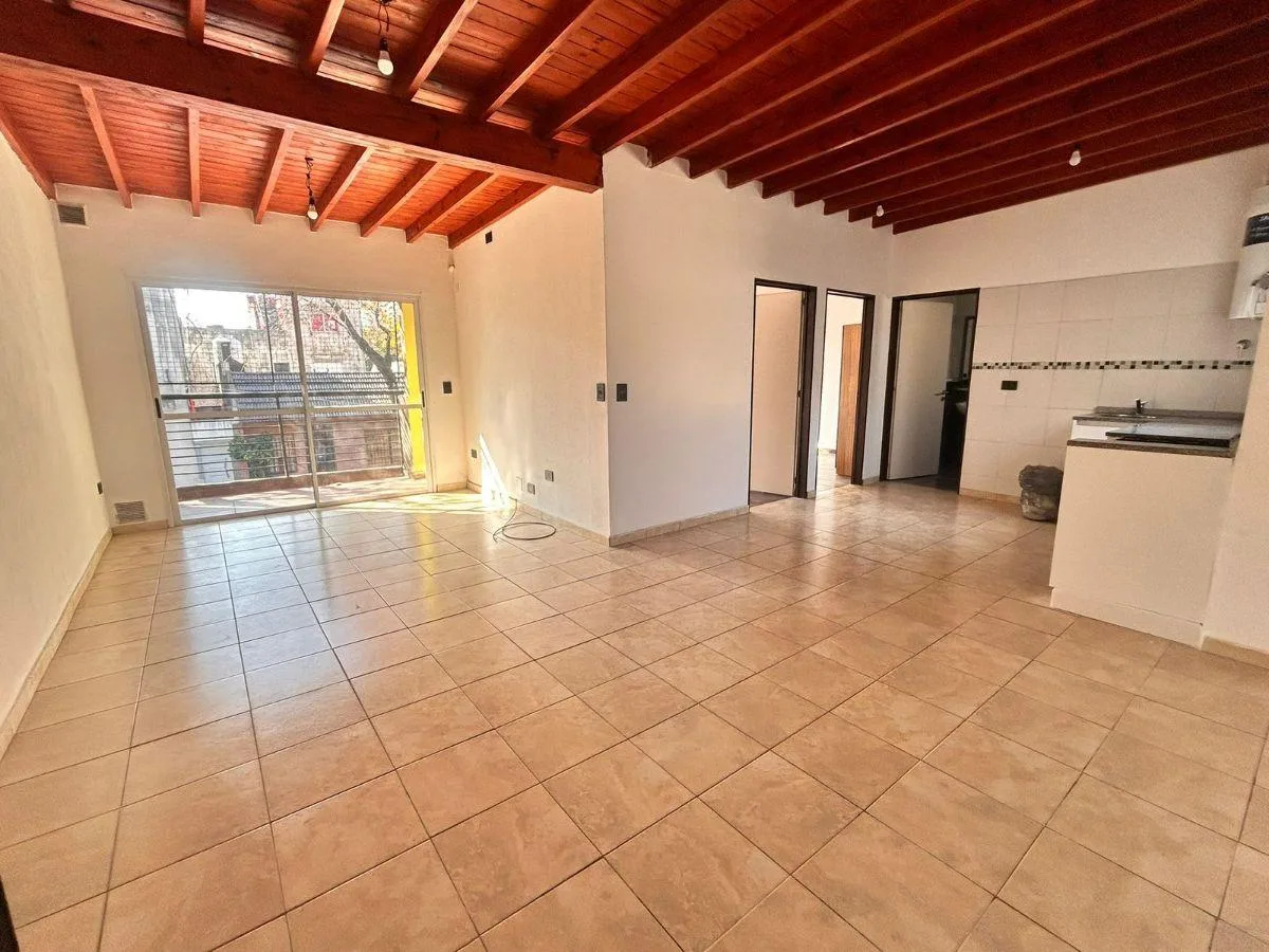 Hermoso PH de 3 Amb en 1° Piso por Escalera, con Balcón Al Frente en Alquiler