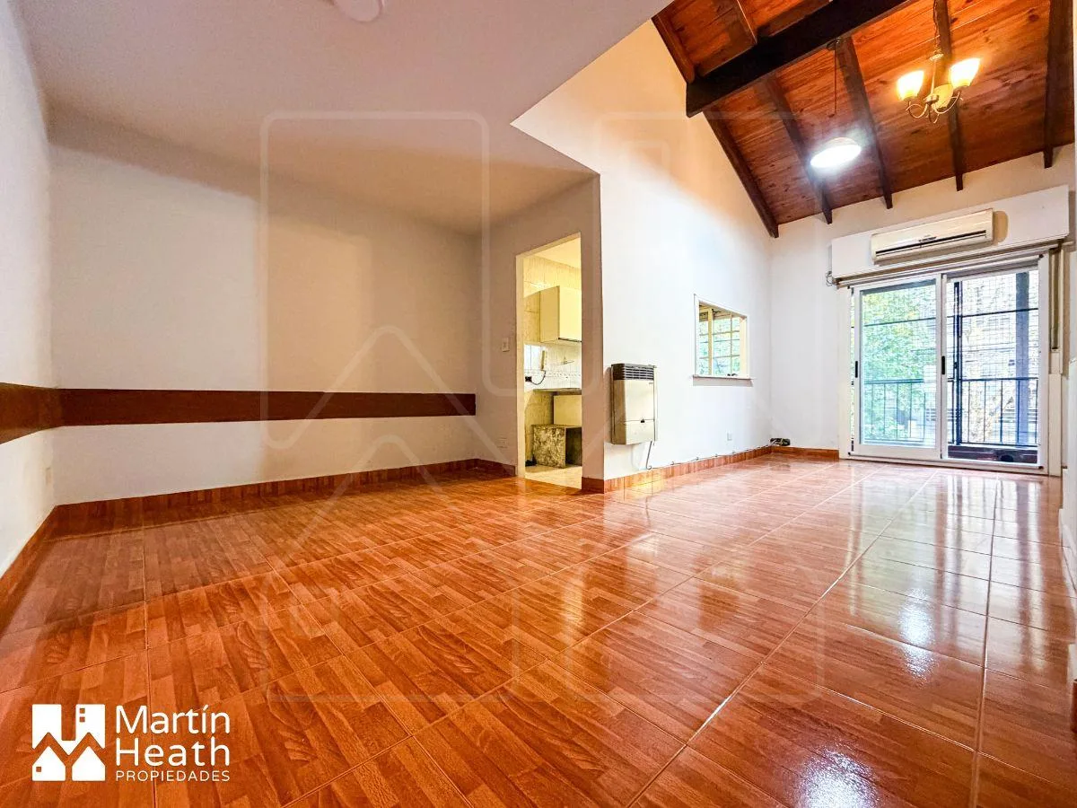 Oportunidad - Unidad Piso Completo en Plena Zona Comercial. Terraza y Parrilla Propia. Sin Expensas
