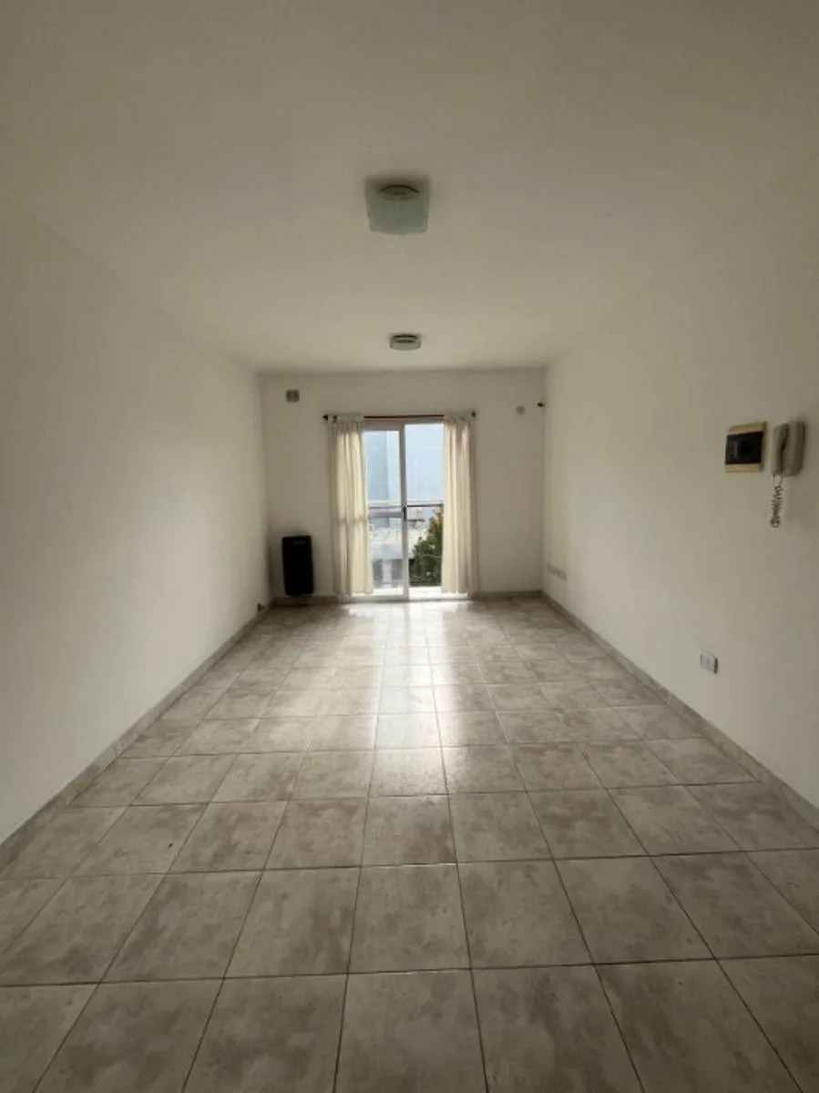 Departamento de 2 Ambientes en Alquiler Al Frente en Morón