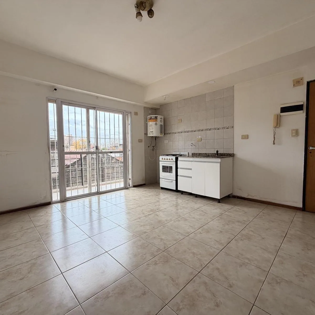 Departamento de 1 Ambiente con Balcón en Alquiler en Mataderos