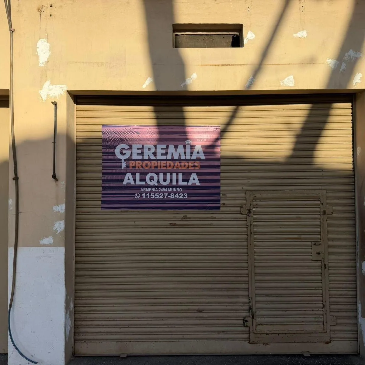 Loja 20 m², persiana e banheiro