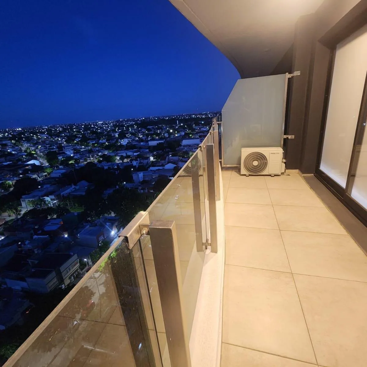 Alquiler de Departamento de 2 Ambientes a Estrenar con Balcón en Piso Alto con