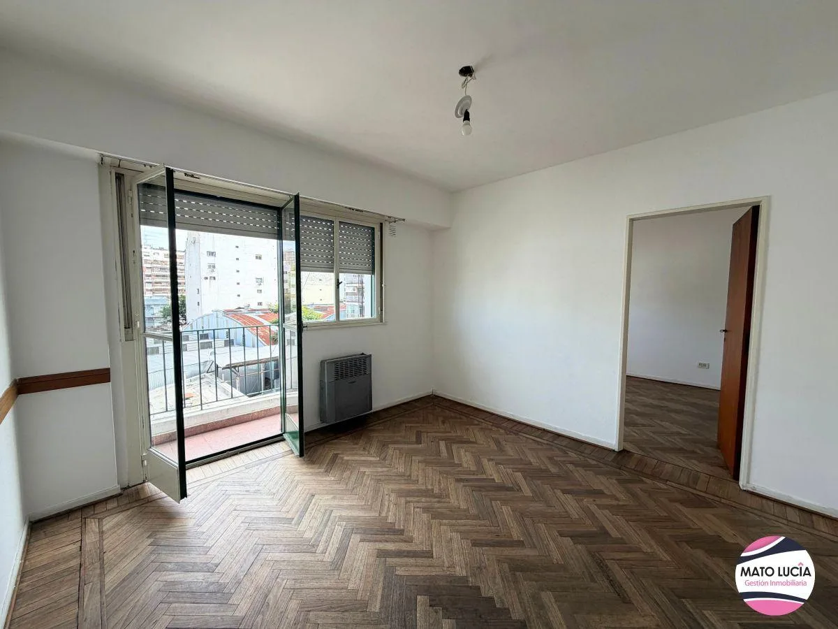 Departamento Contrafrente con Balcón - a m de Av Rivadavia