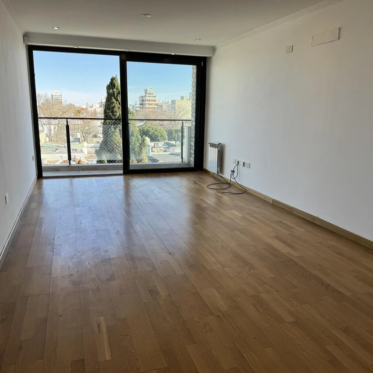 8 Entre 33 y 34 - Departamento de Categoría de Tres Dorm. con Cochera Descubierta en Alquiler