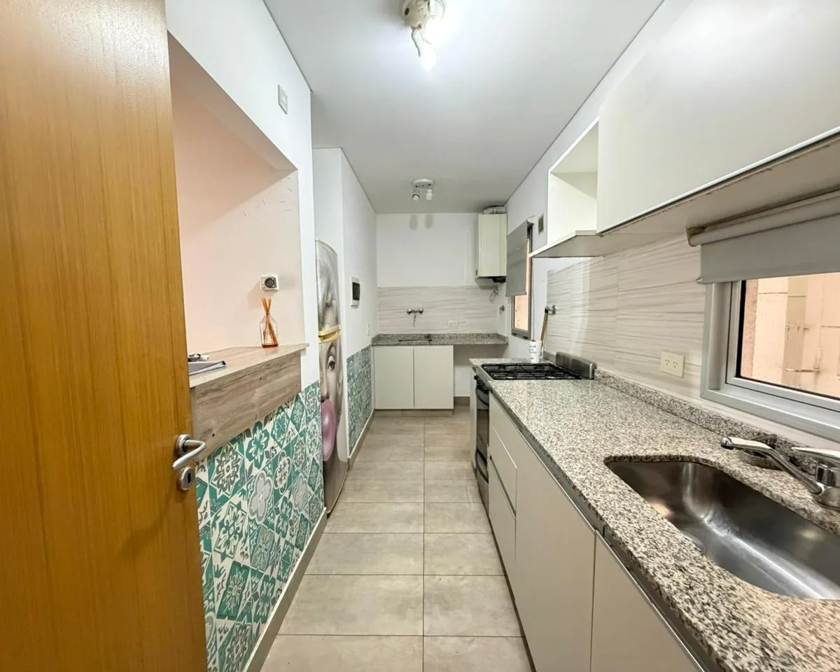 Departamento de Tres Ambientes con Cochera en Alquiler