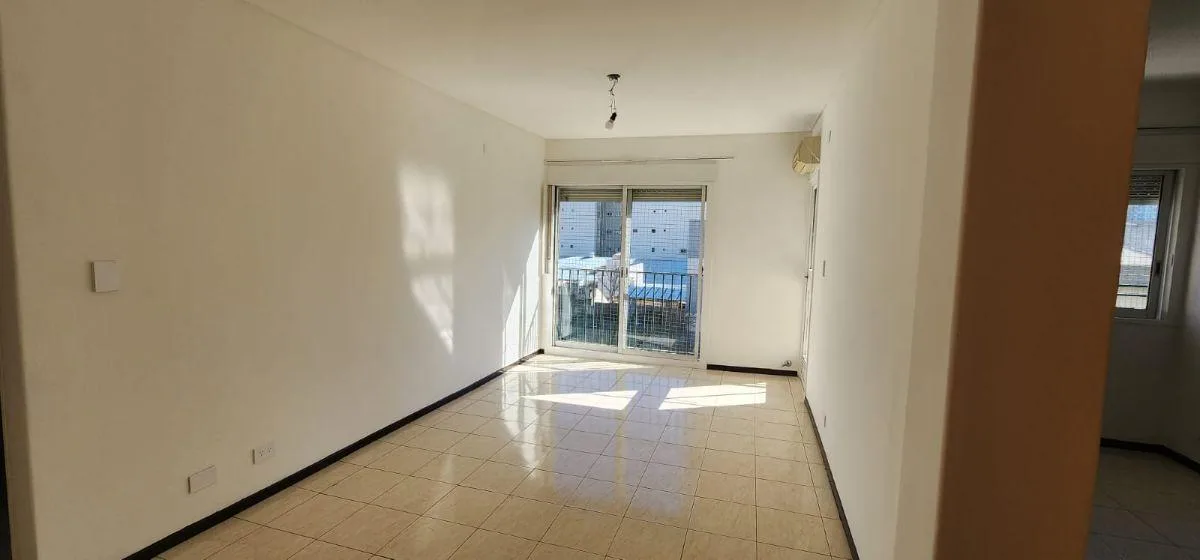 Departamento 3 Ambientes Al Frente con Balcon y Cochera