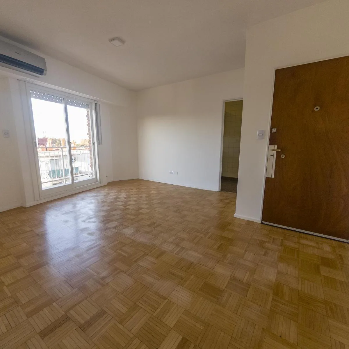 Departamento 3 Ambientes con Balcón (Av Gral Paz 8300)