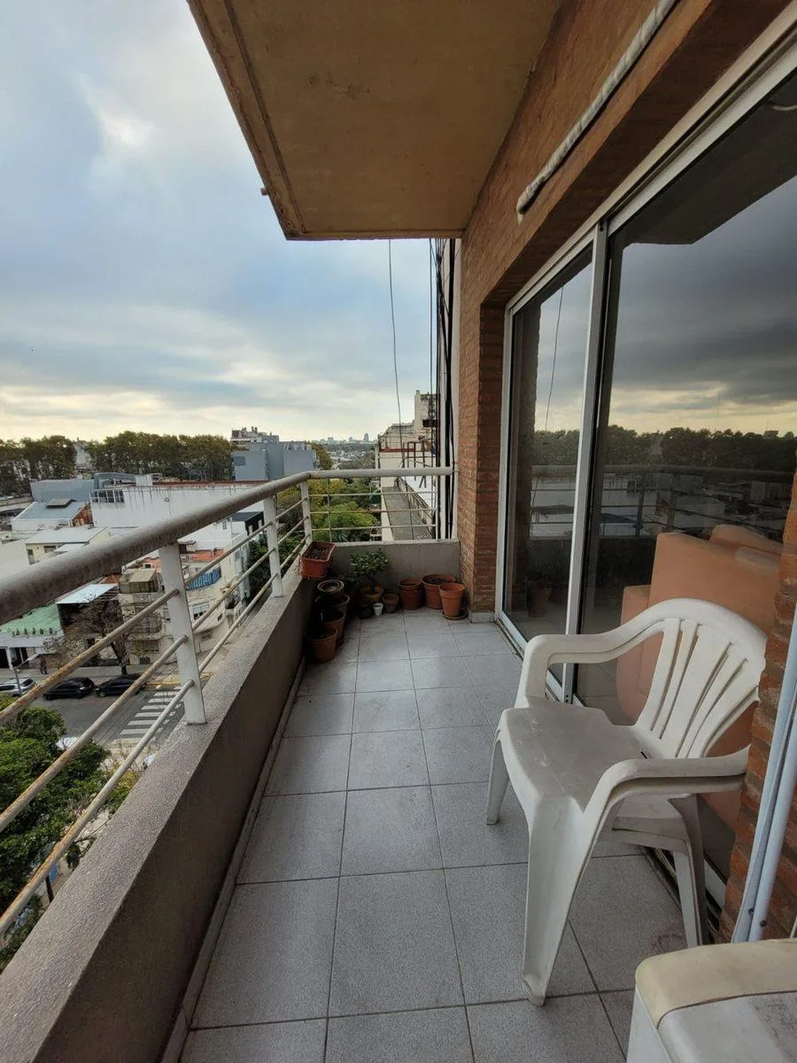 2 ambientes con balcón y AC