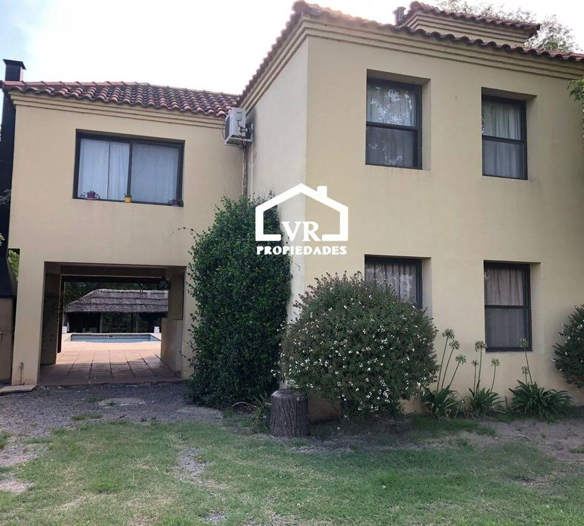 Casa con pileta y quincho