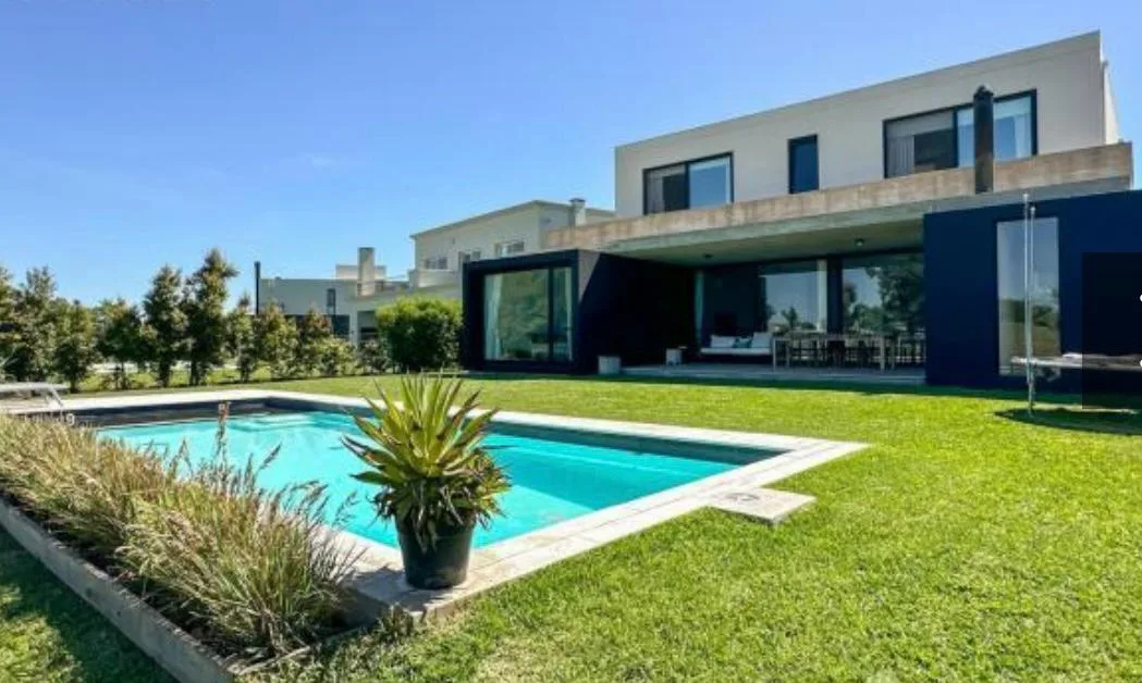 Espectacular Casa Amoblada con Vista Al Golf y Laguna – El Cantón