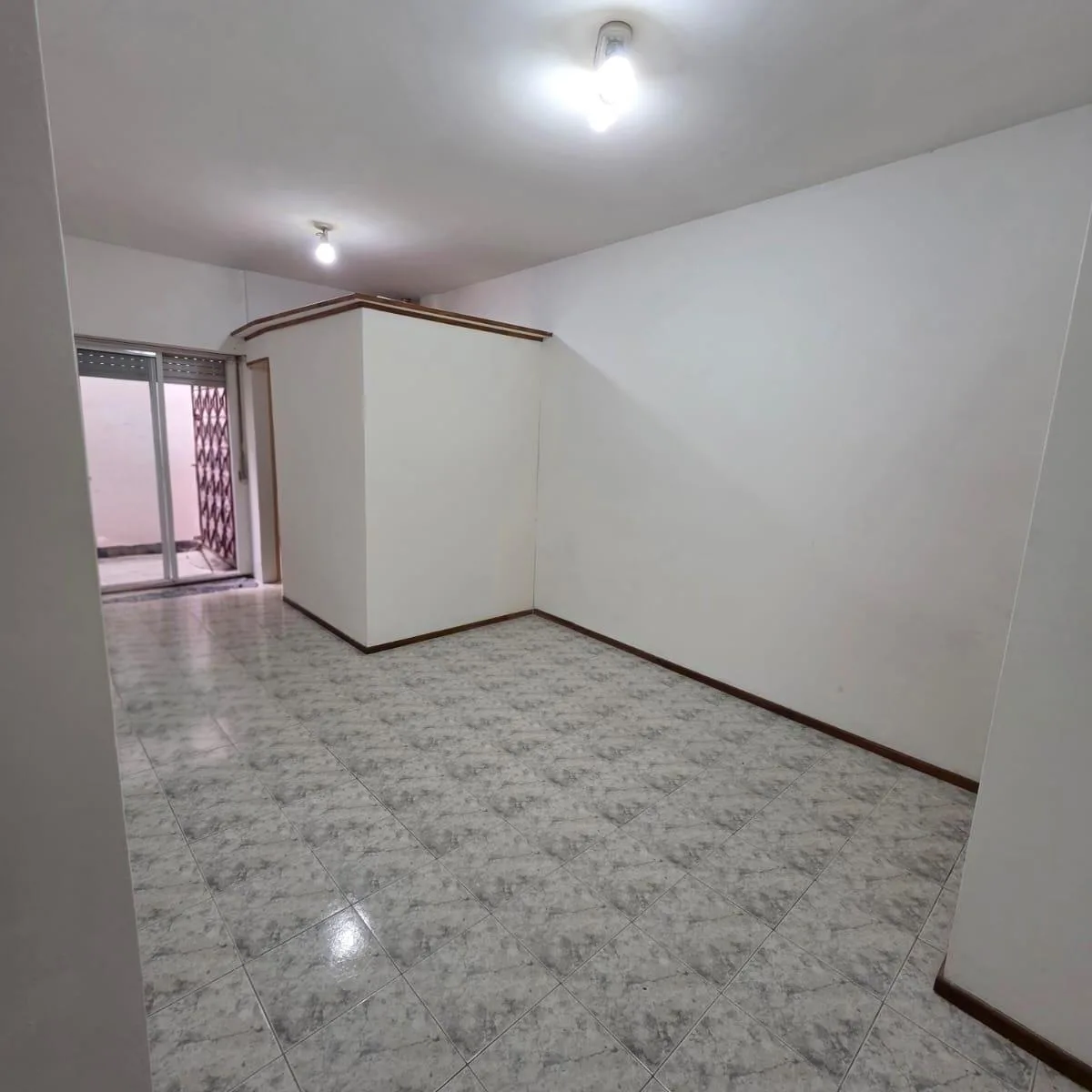 Monoambiente con Patio en Av Corrientes