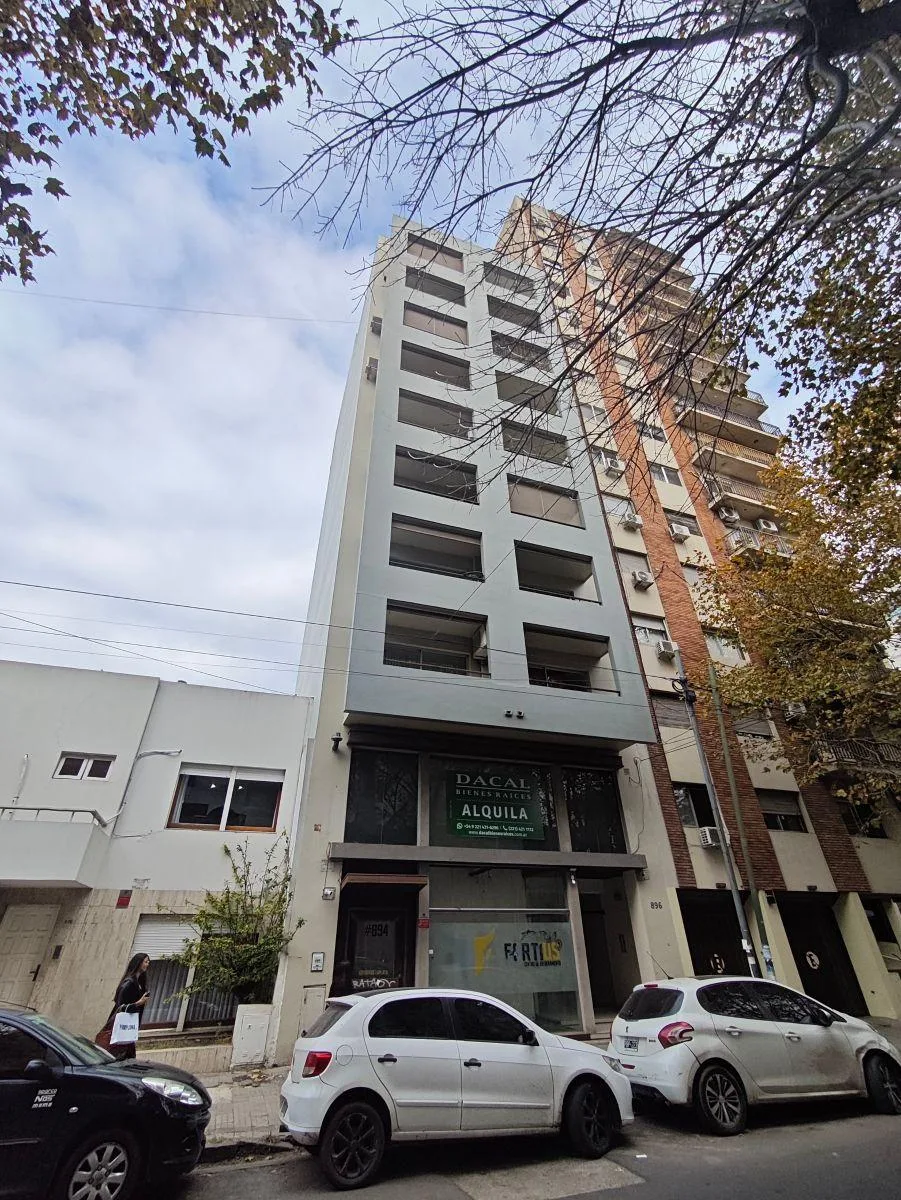 Departamento con 85 m&sup2; Construidos, 2 Dorm. en Alquiler en La Plata