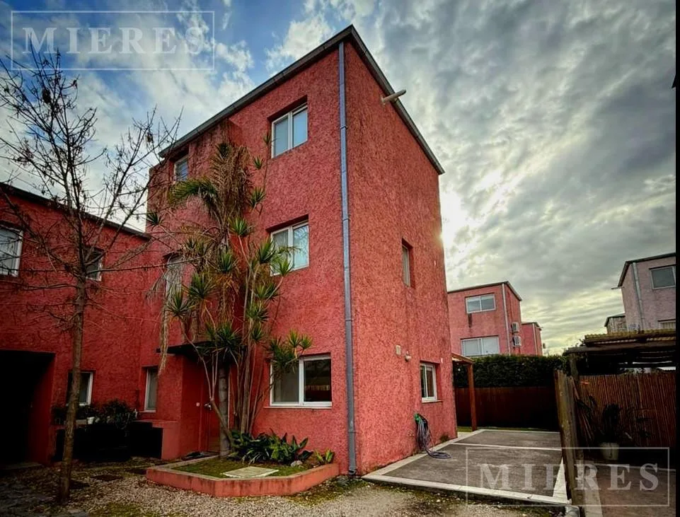 Triplex with garden and grill