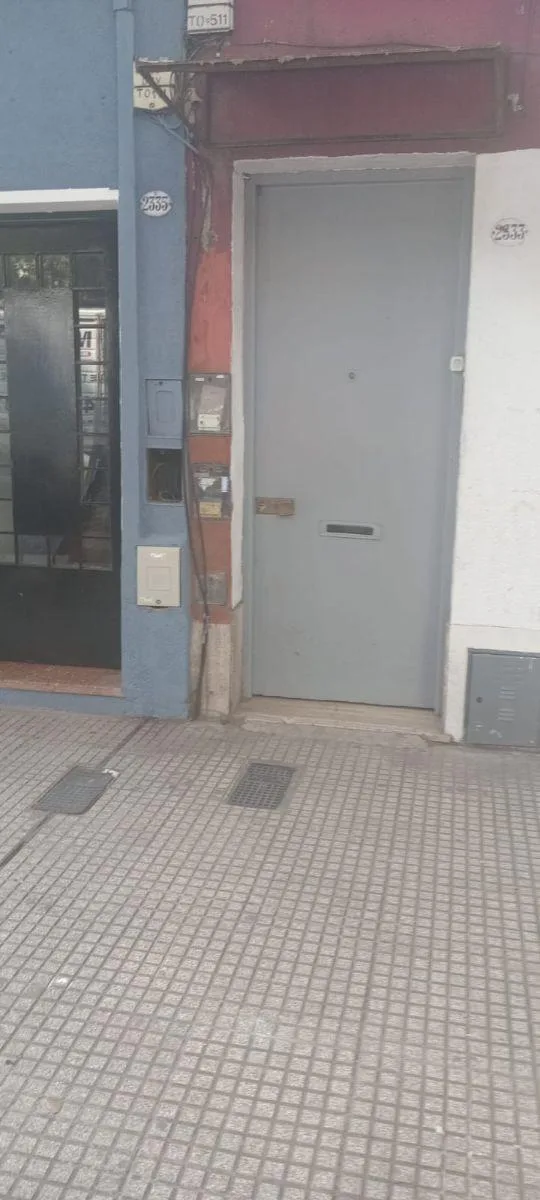 Un Ambiente PH Sobre Calle Cuenca Entrada por Pasillo
