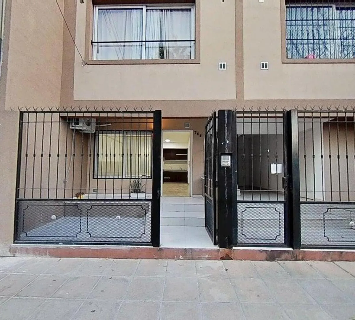 Ground-floor PH, two patios