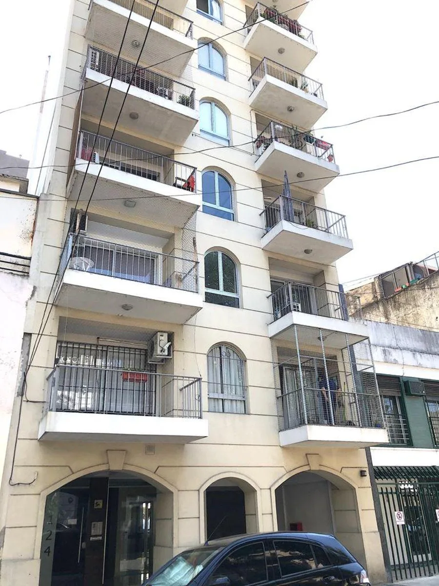 2 Ambientes Excelentes con Balcon Aterrazado