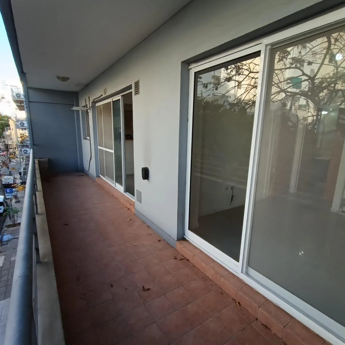 2 ambientes al frente con balcón