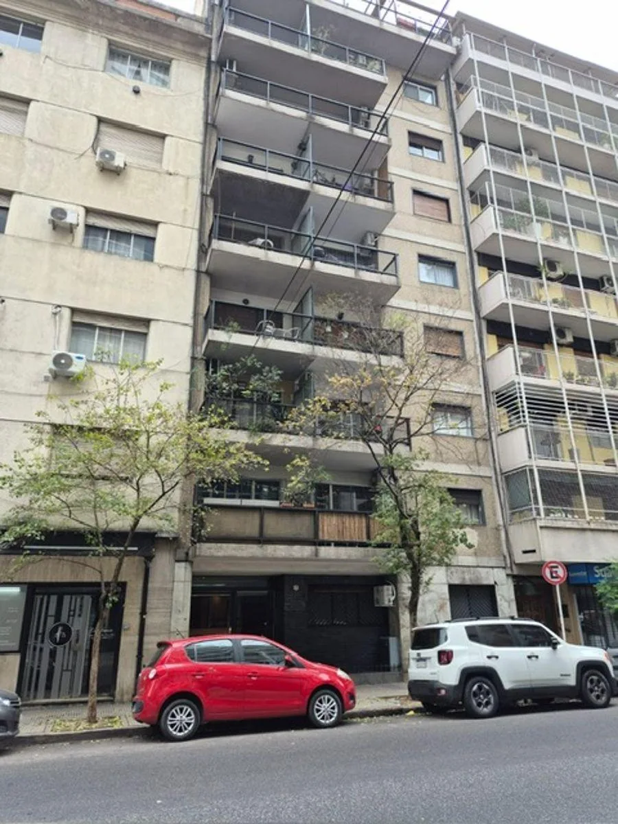 Un Ambiente Muy Amplio Divisible con Balcón Al Frente, Cocina Integrada, Baño Completo con Ducha