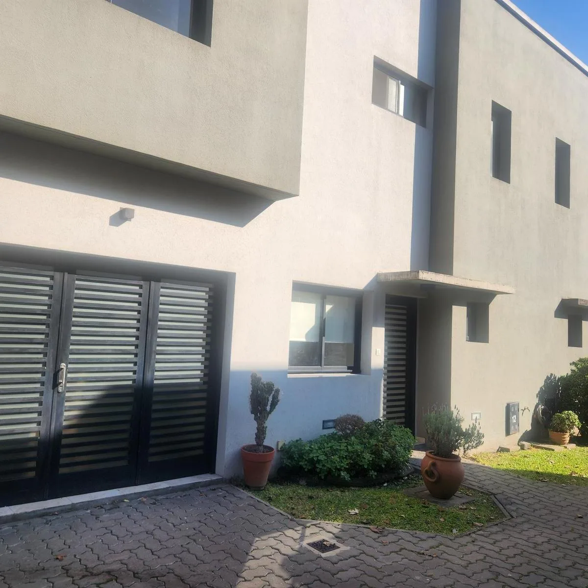 2 quartos, pátio e varanda