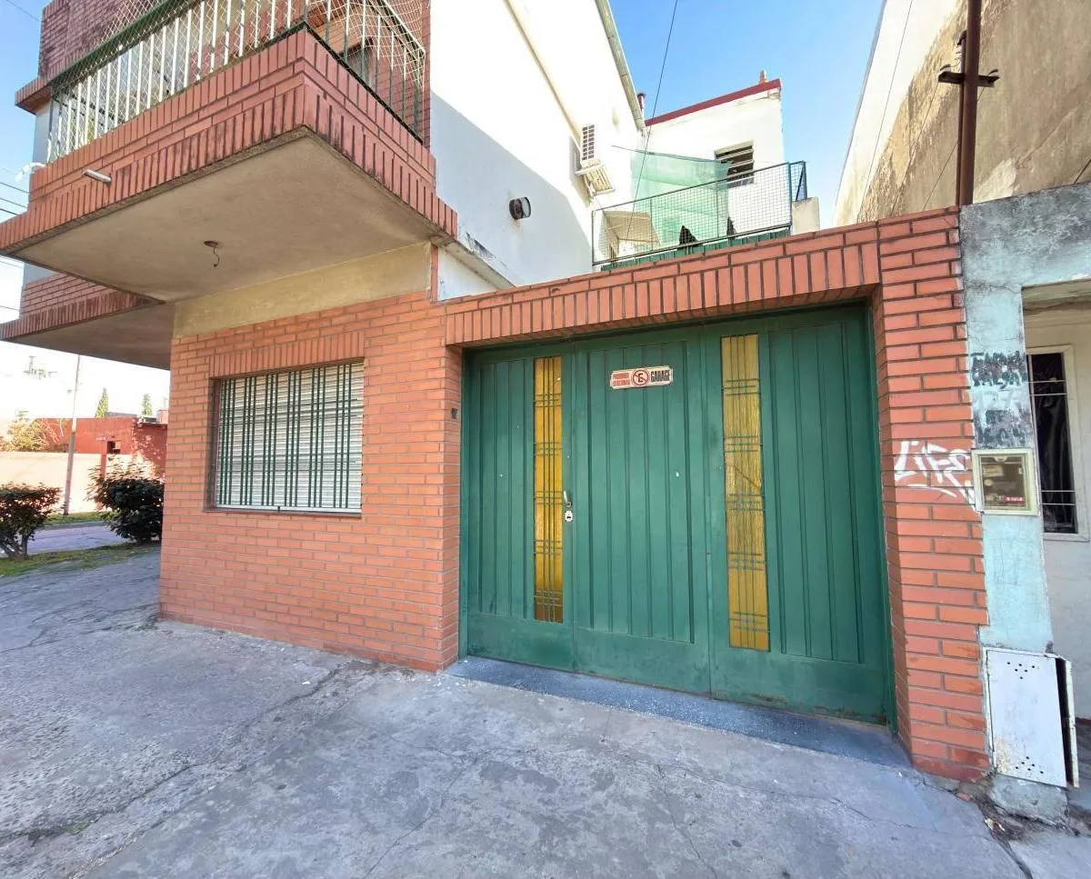 PH de 3 Ambientes con Patio y Cochera