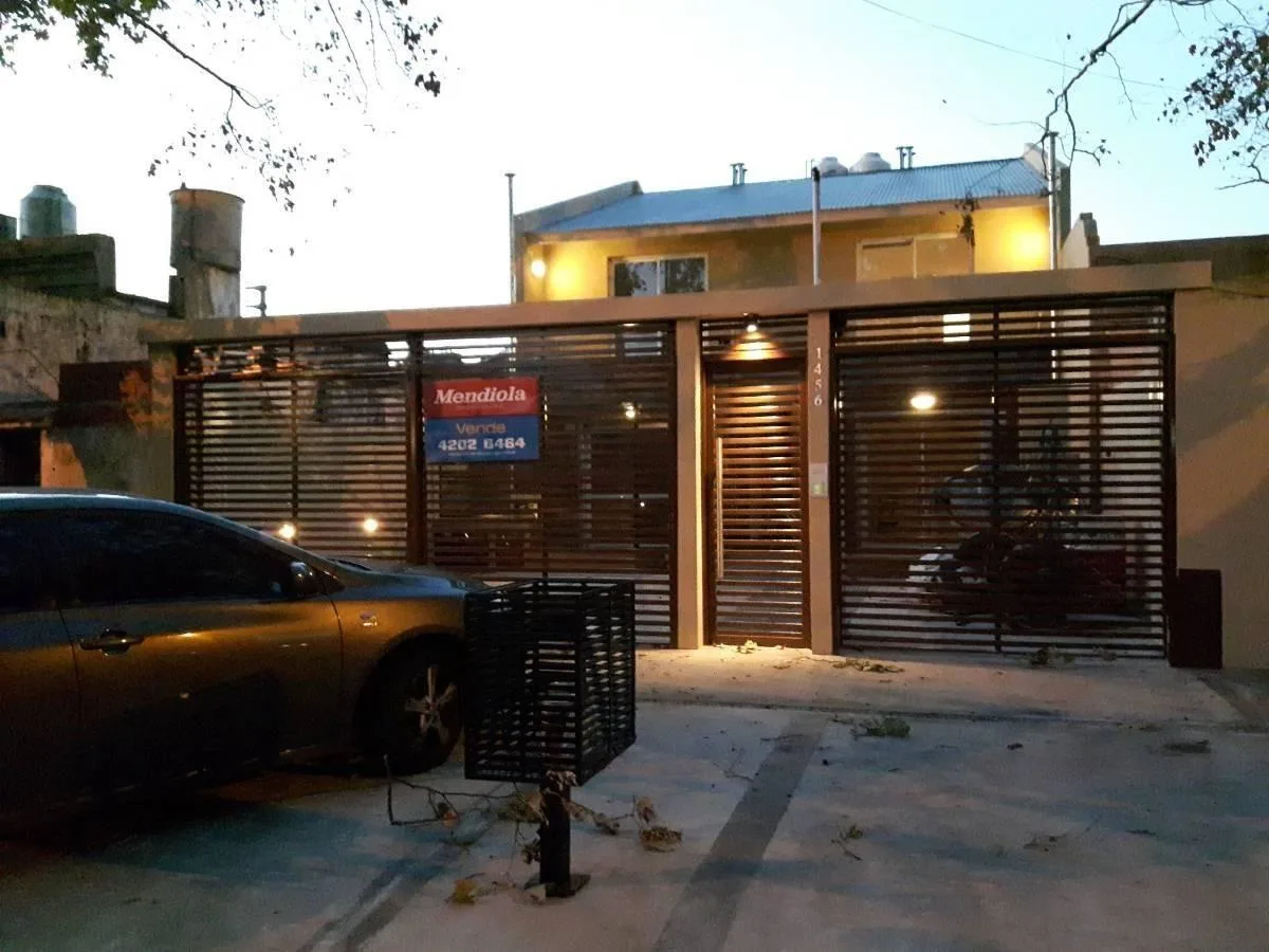 Temperley, PH de 2 Ambientes, con Balcón, Patio y Cochera Desc