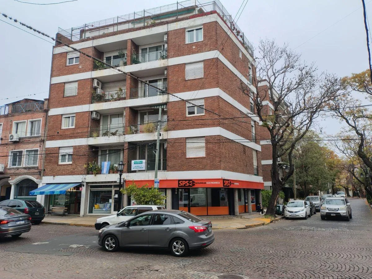 Muy Amplio Dpto de 2 Dorm. con Escritorio en Excelente Ubicación