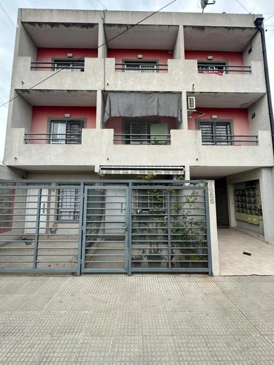 Amplio Dpto de 2amb con Balcón en Alquiler