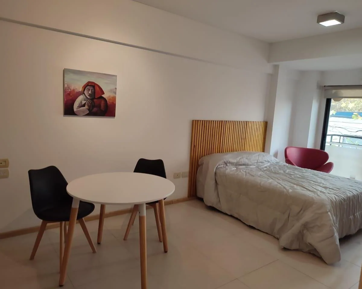 Monoambiente amoblado con balcón