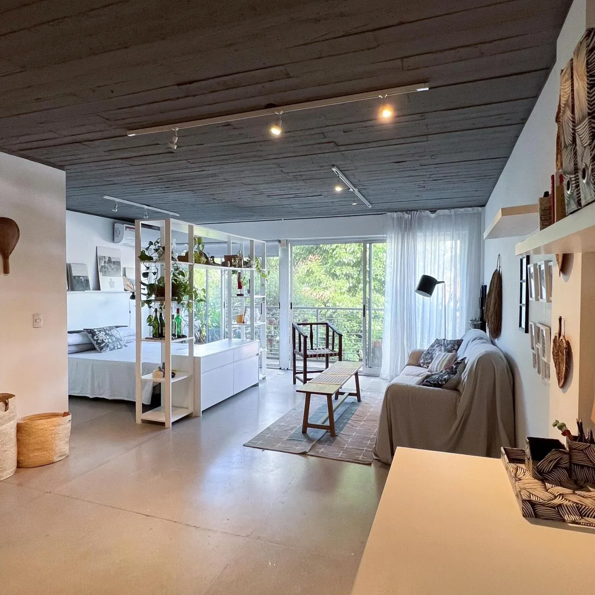 Alquiler Sin Muebles Monoambiente Tipo Loft con Amplio Ventanal y Muy Luminoso