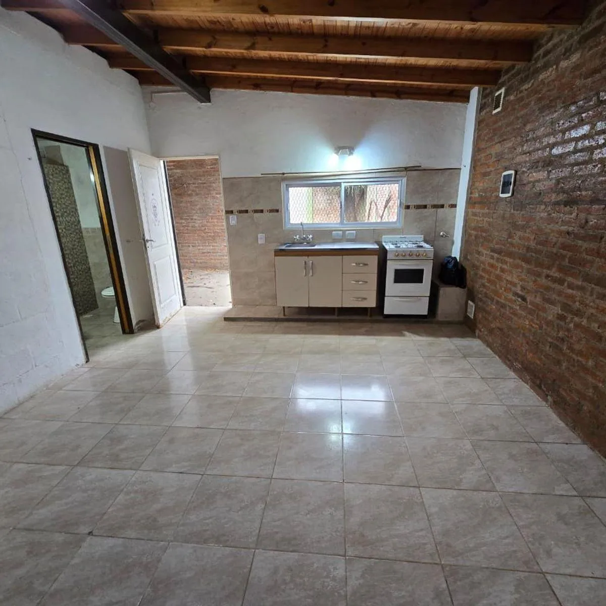 Alquiler de Departamento 2 Ambientes con Cochera - Planta Baja - Sin Expensas - Tipo Casa