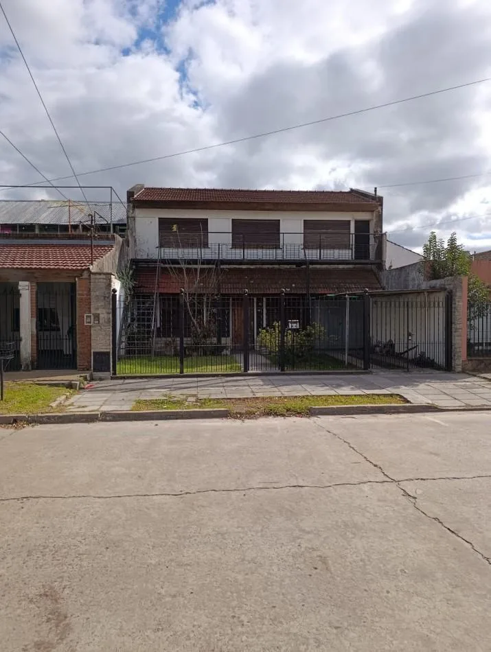 Casa de 2 Dorm. a 200 m. de Av Pte. Peron