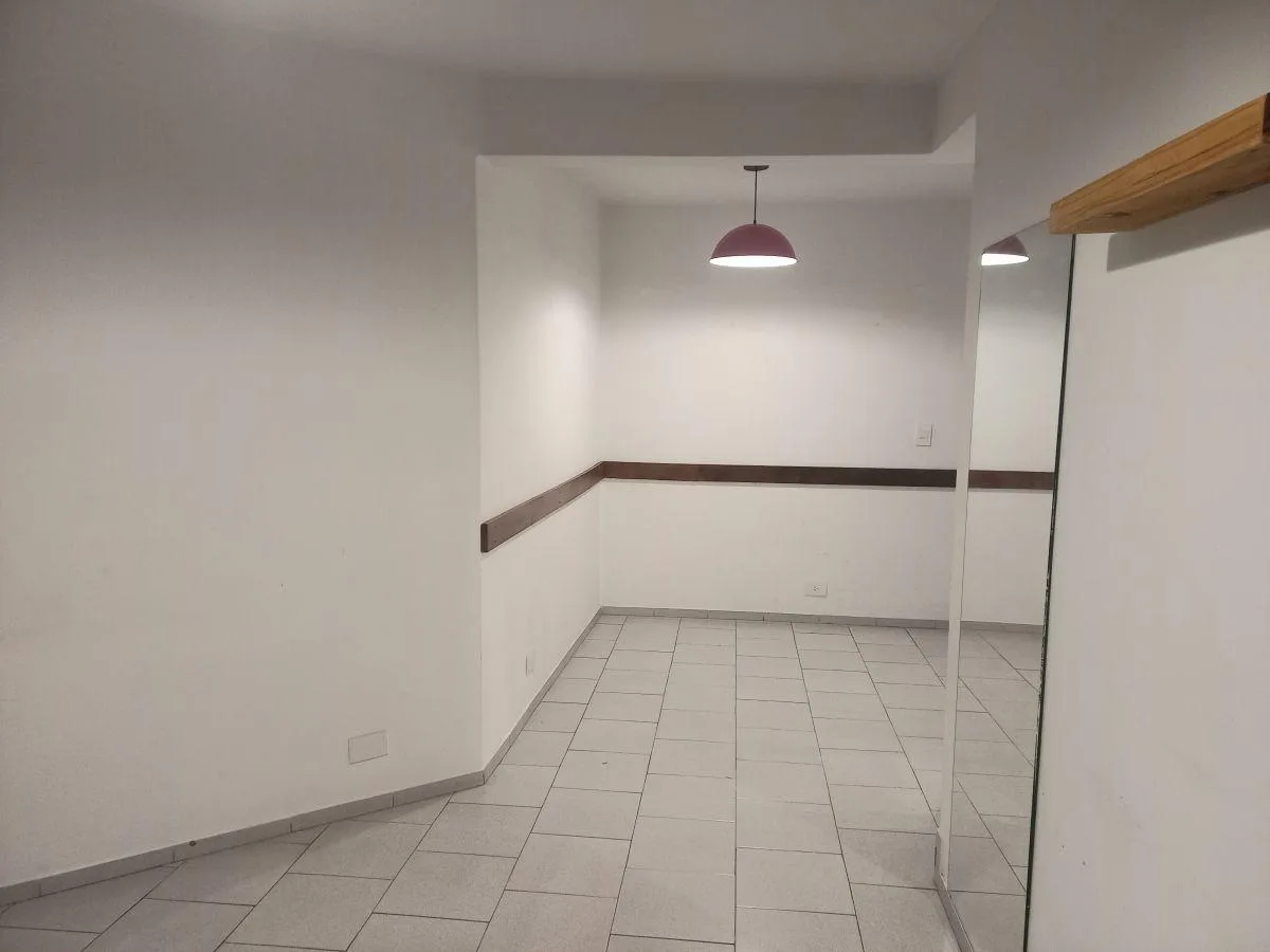 San Isidro (La Calabria) 2 Ambientes con Balcón, Muy Bajas Expensas, Próximo a Av Centenario