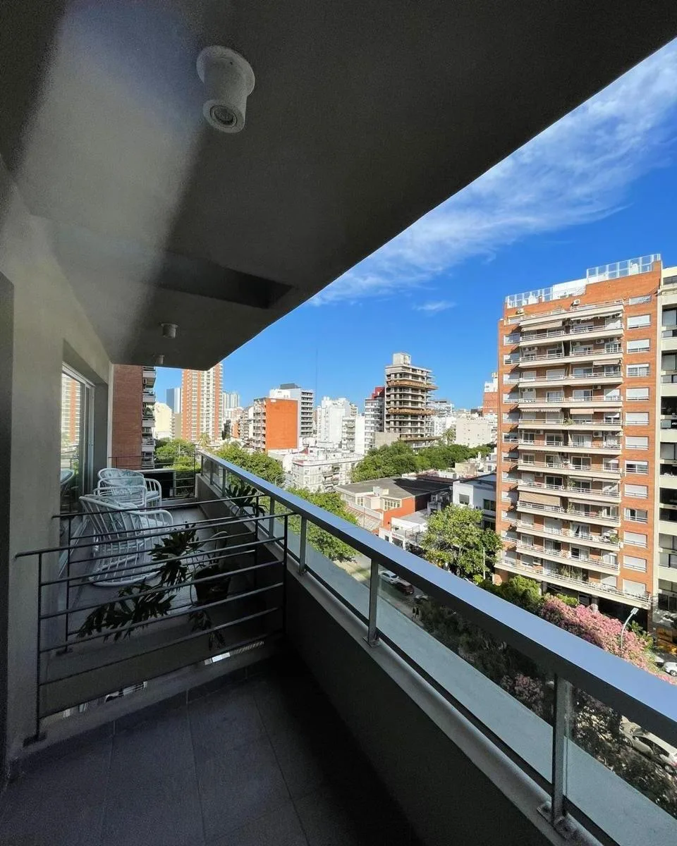 Monoambiente al frente con balcón