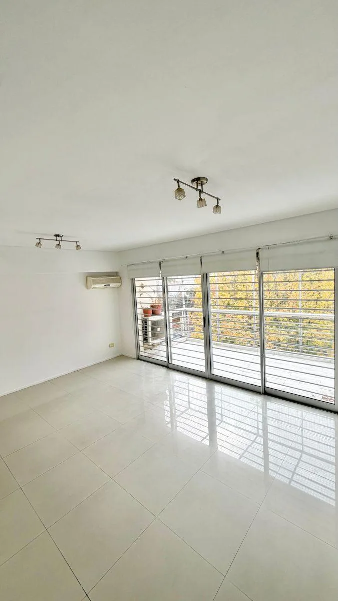 Excelente Departamento de 3 Ambientes Al Frente con Balcón y Cochera en Centro de Villa del Parque