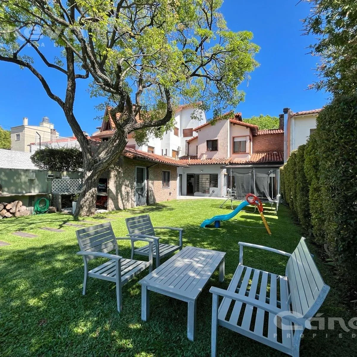 Casa com jardim e piscina