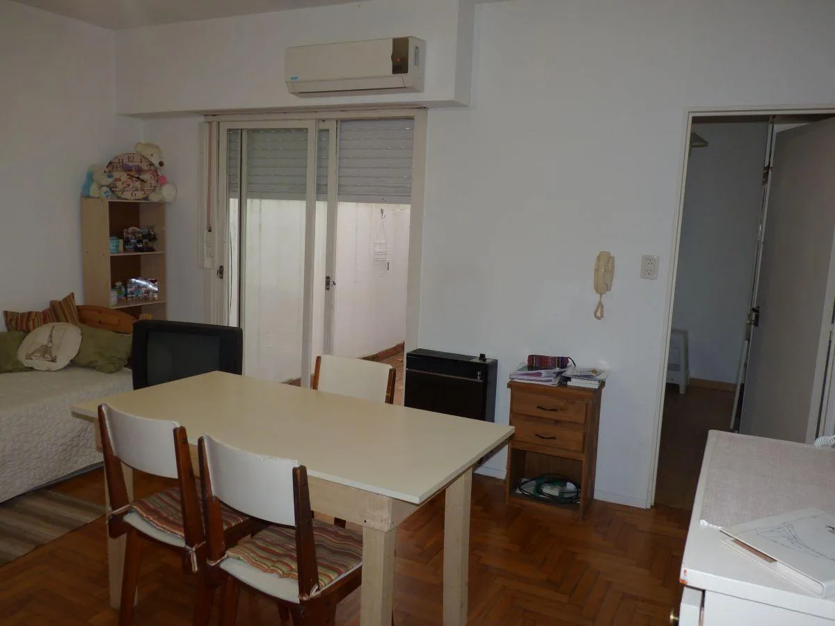 Monoambiente con Patio a m de Av Maipú