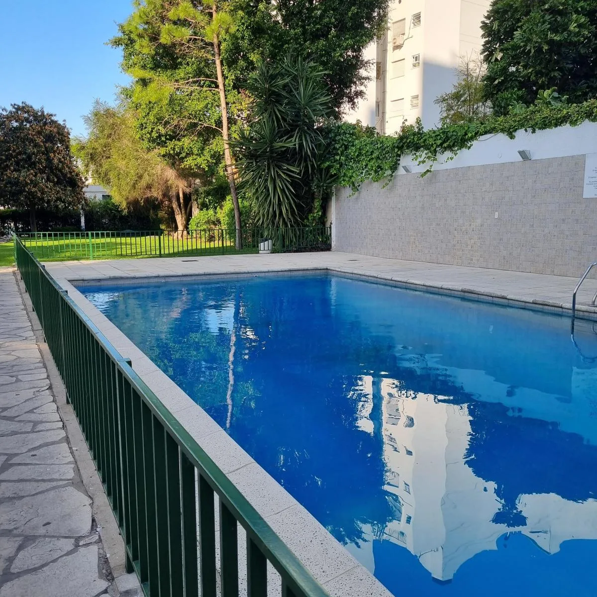 2-room unit with balcony and pool