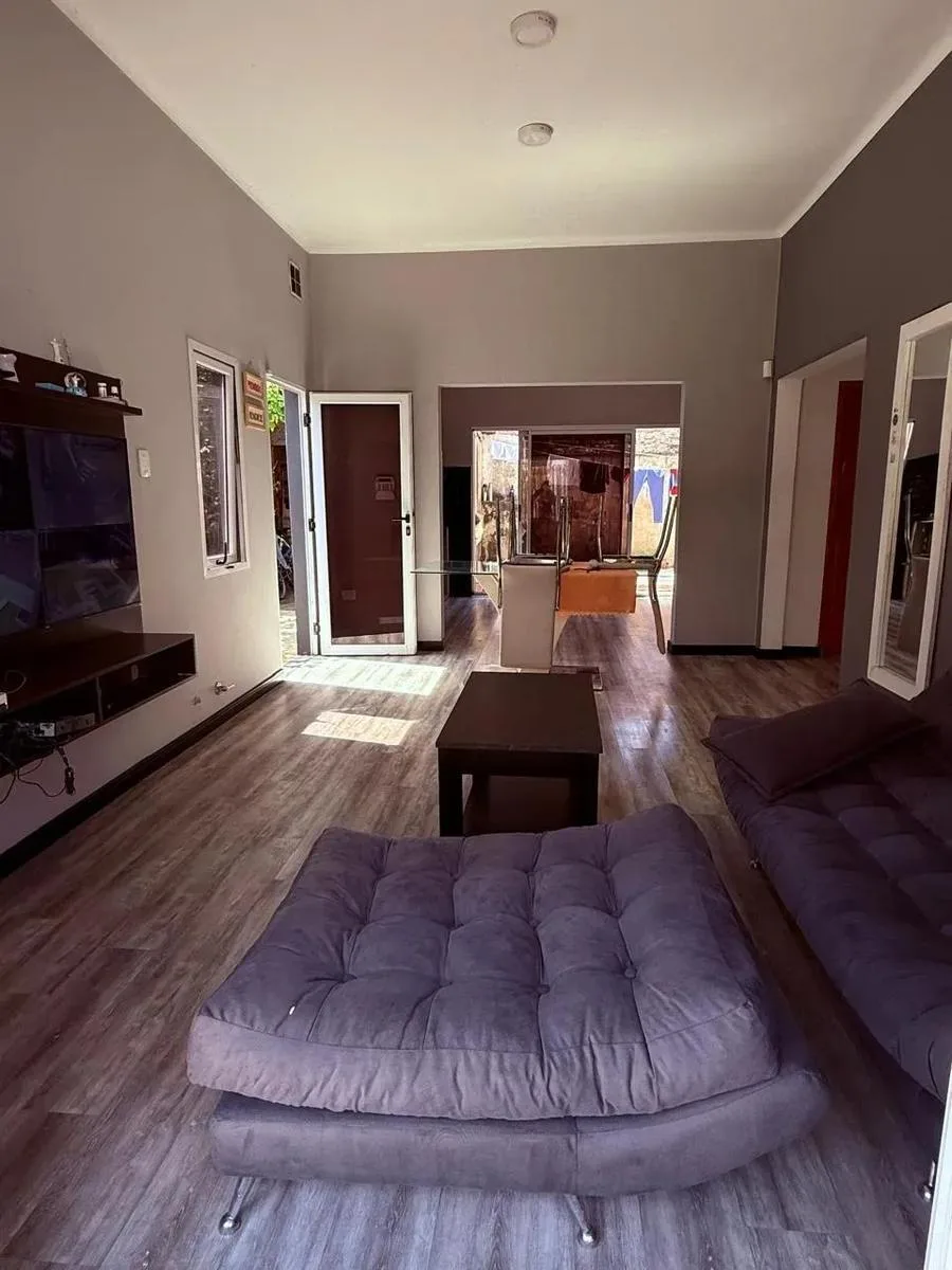 Casa en Alquiler - 3 Dorm. 1 Baño - Lanús