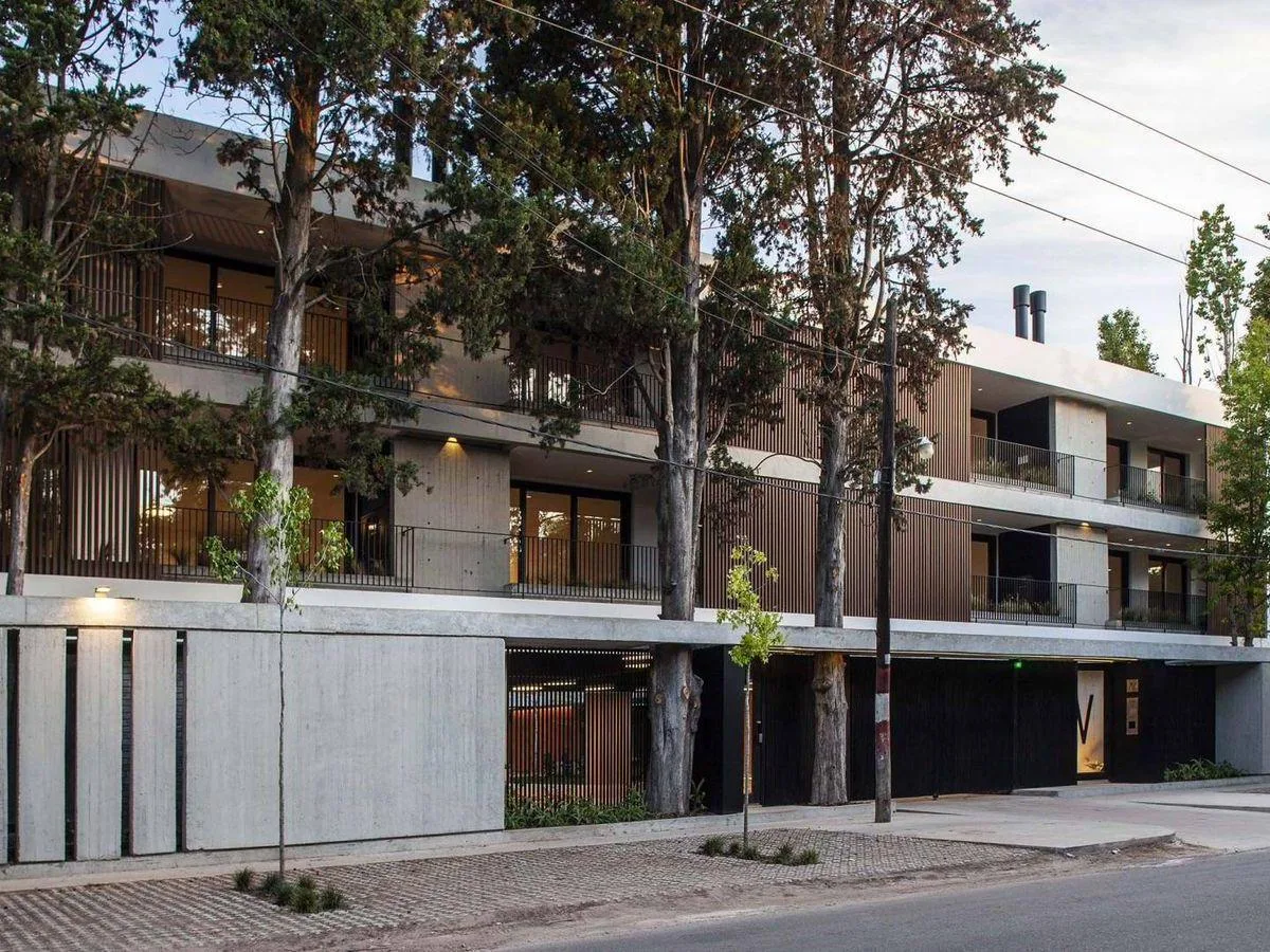 Planta baja con patio y pileta