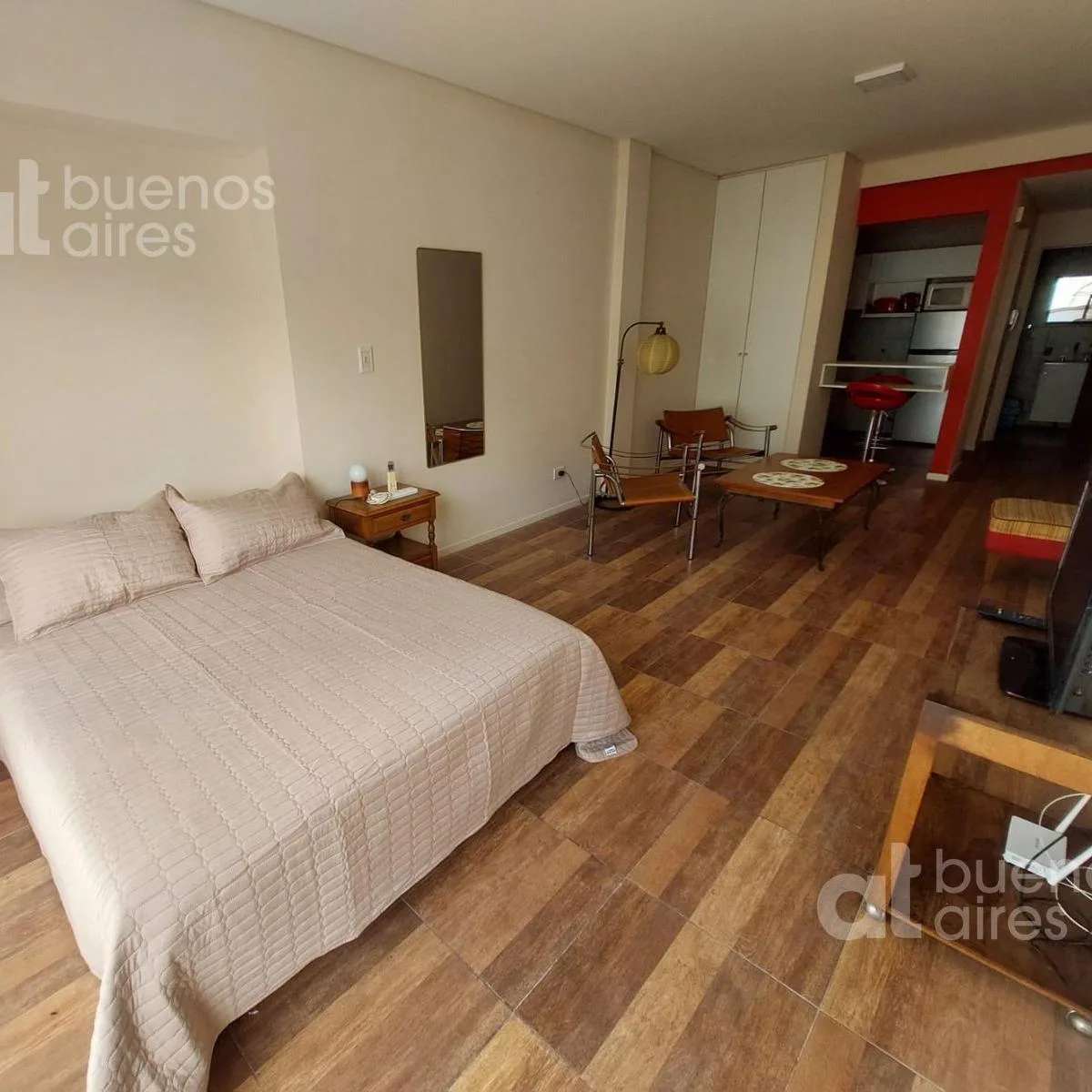 Monoambiente con balcón y cochera