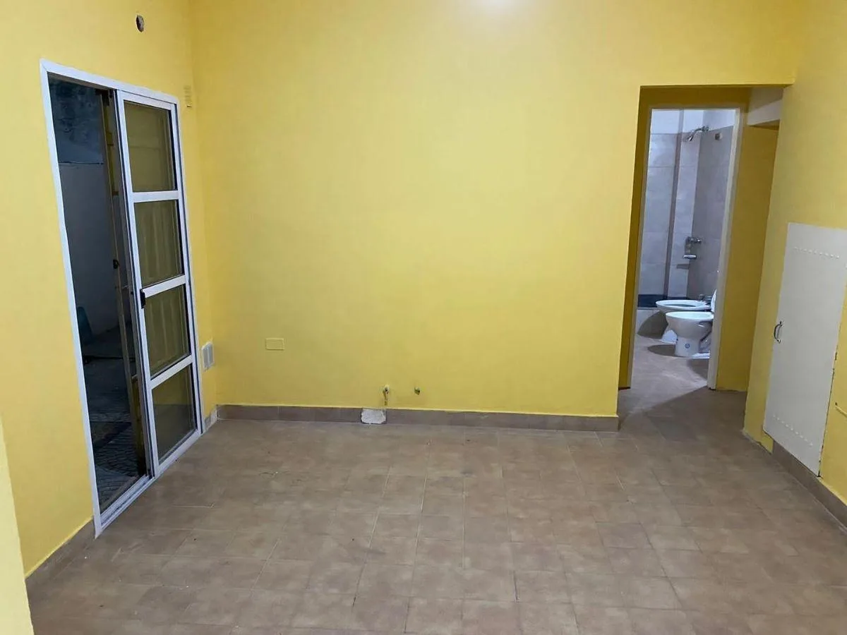 Departamento de 2 Amb. C/patio (S. Cabral 1200 - R. Mejía)