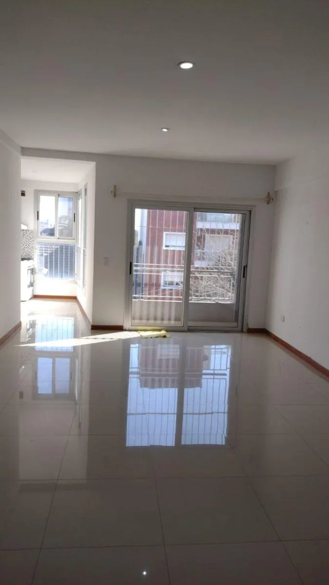 2 dormitorios, balcón, aire