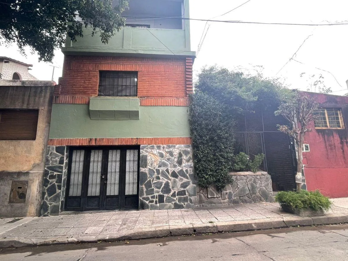 Excelente PH de 4 Ambientes C/balcon en La Calle Arquimides Al 2200, Pompeya
