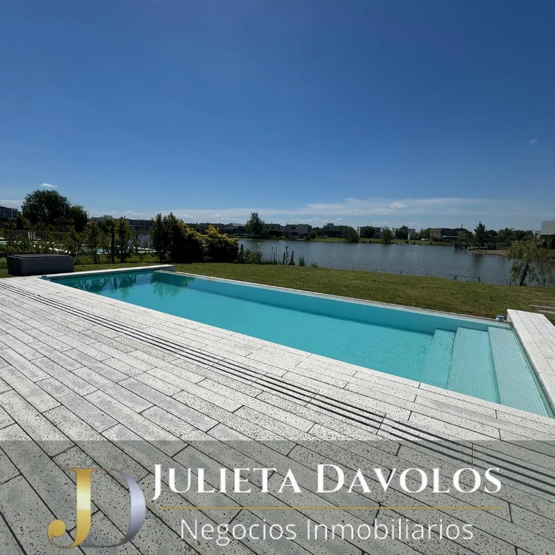 Casa moderna com piscina e lago