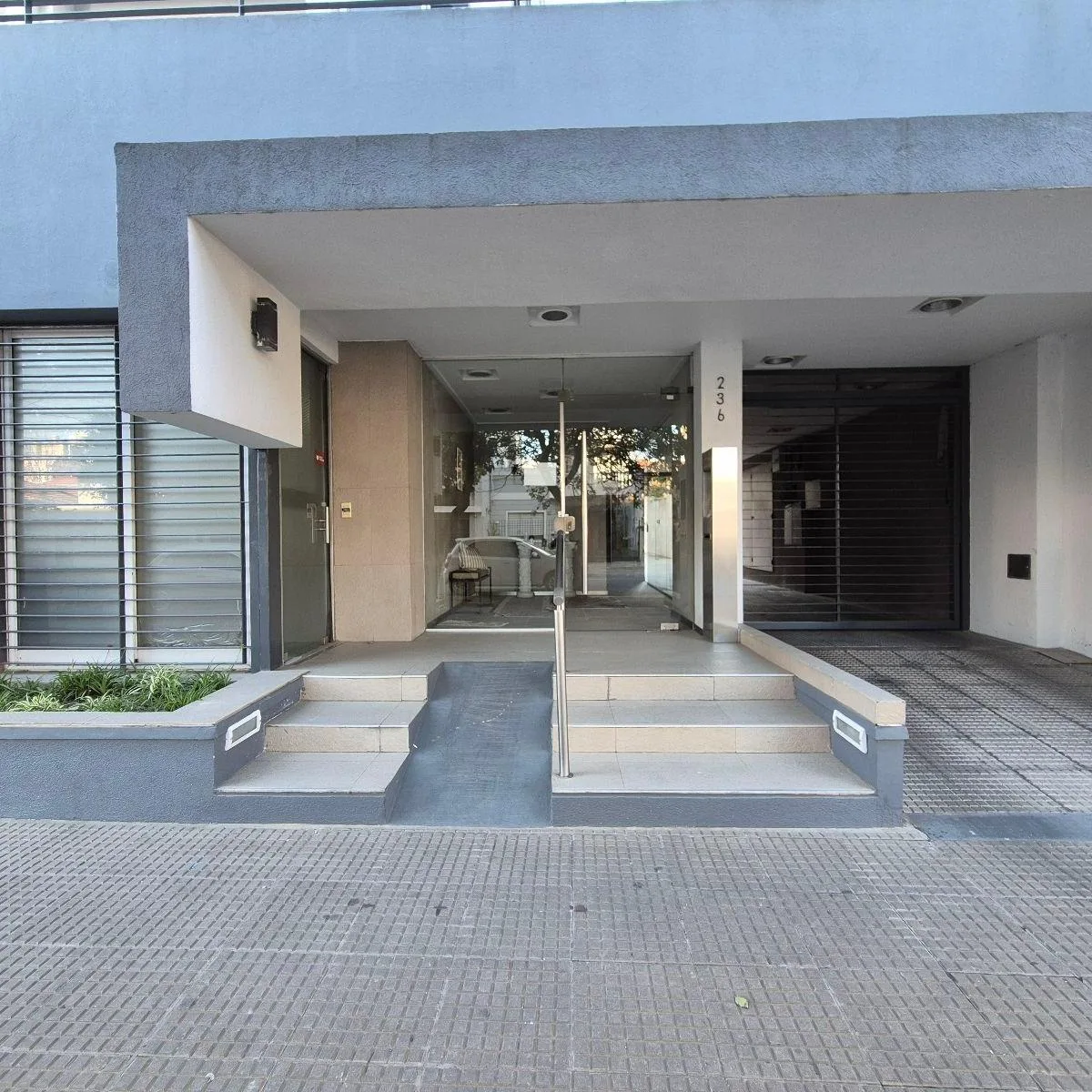2 ambientes al frente con balcón
