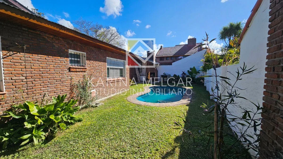 Casa com piscina e churrasqueira